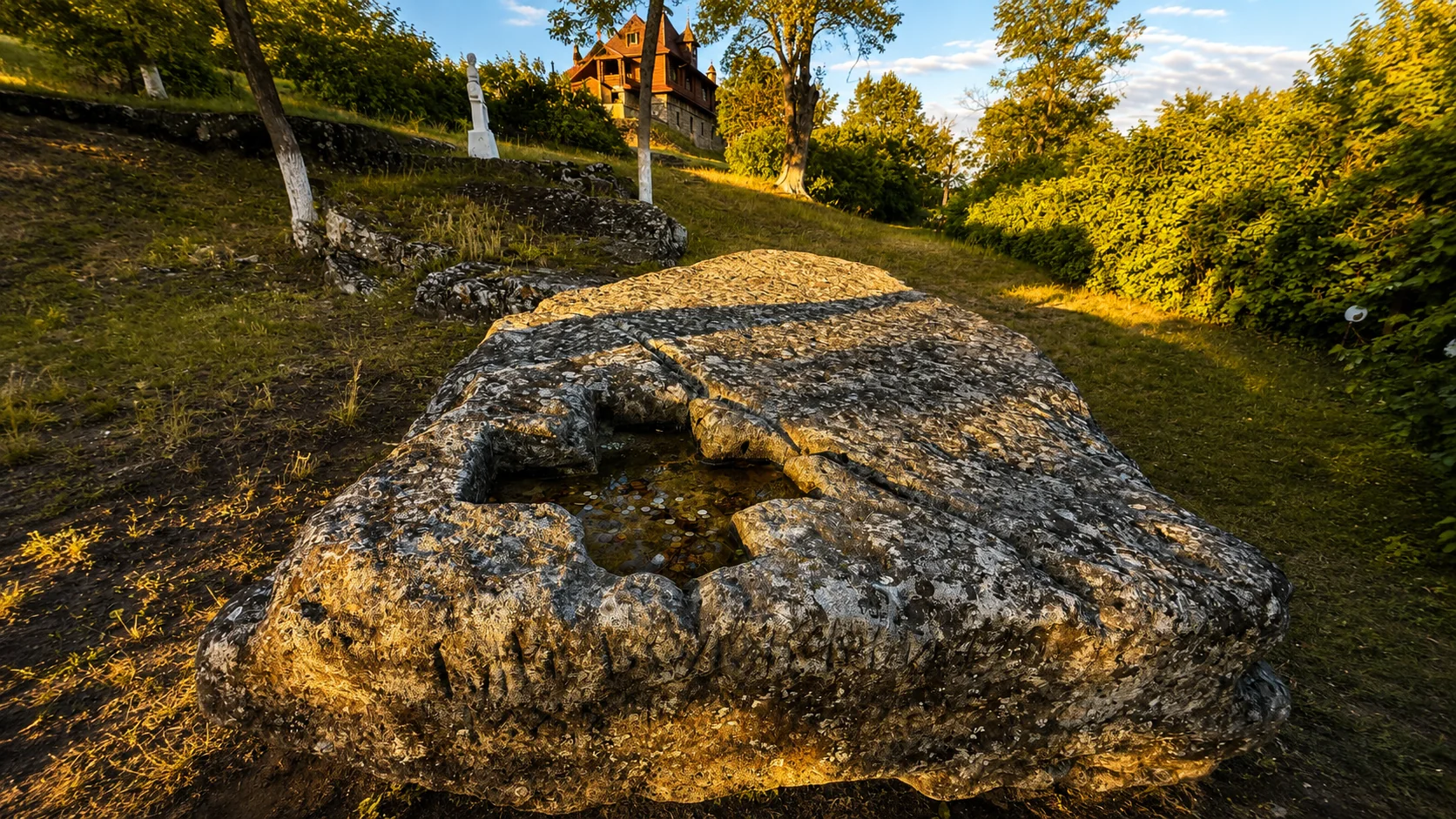 Печерний язичницький храм - друге фото
